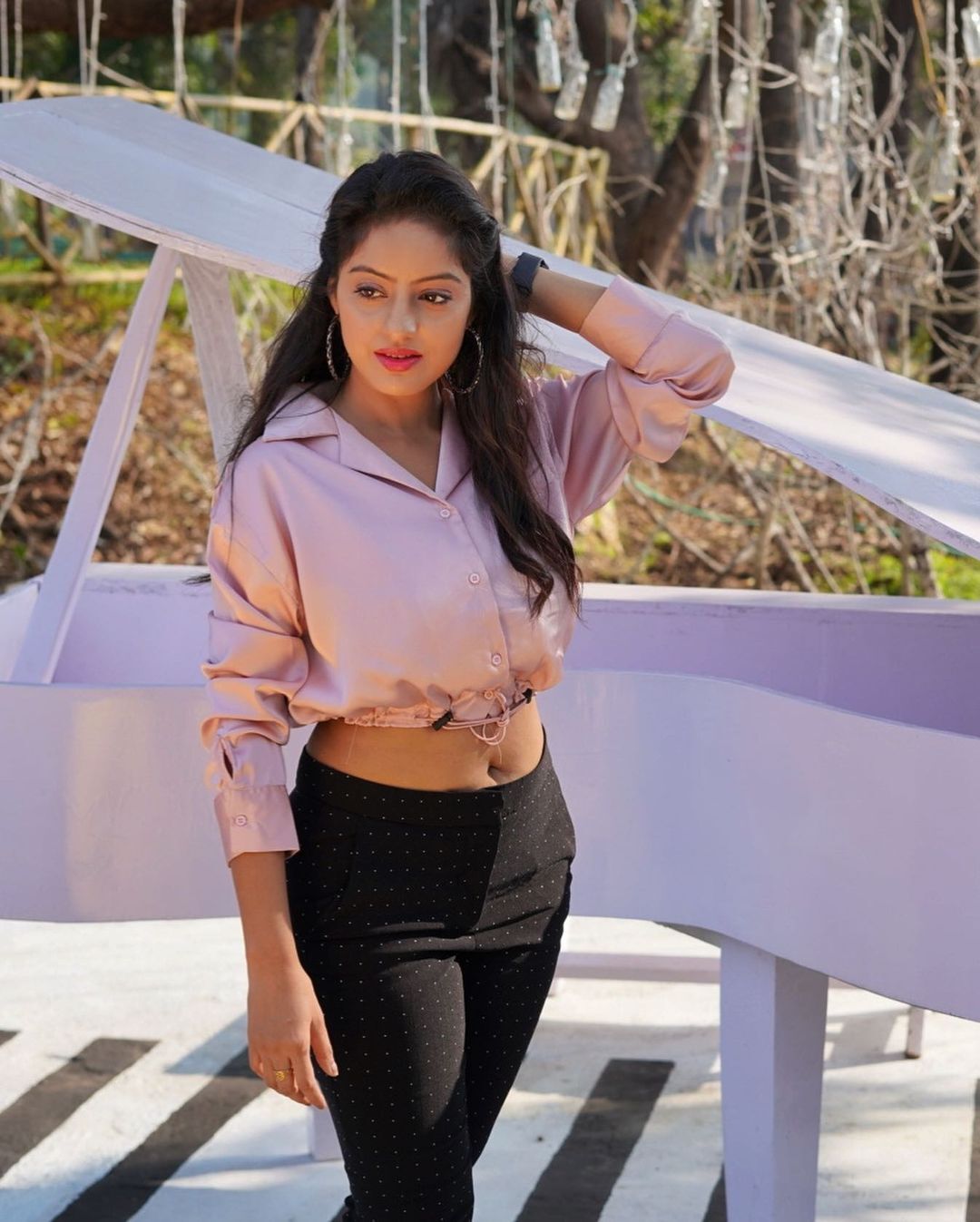  Bold हो गई 'संध्या बींदड़ी', जालीदार पैंट पहनकर एक्ट्रेस दीपिका सिंह ने दिए किलर पोज