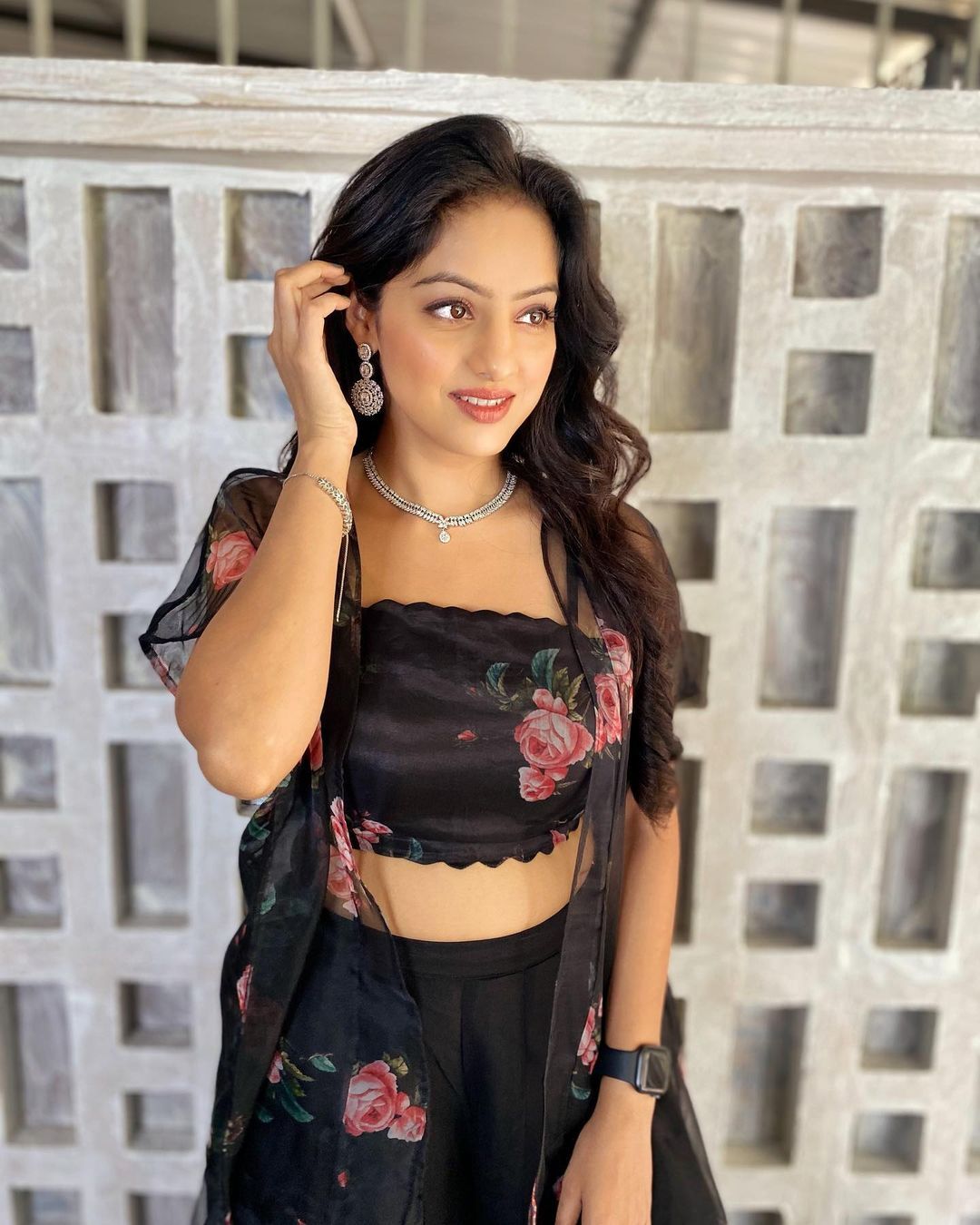  Bold हो गई 'संध्या बींदड़ी', जालीदार पैंट पहनकर एक्ट्रेस दीपिका सिंह ने दिए किलर पोज