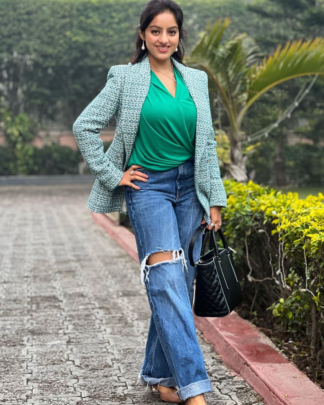  Bold हो गई 'संध्या बींदड़ी', जालीदार पैंट पहनकर एक्ट्रेस दीपिका सिंह ने दिए किलर पोज