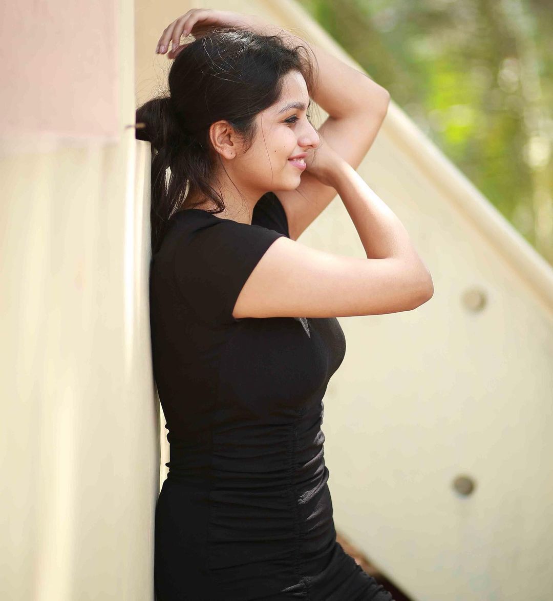 നിരഞ്ജനാ... എന്തൊരു ക്യൂട്ടാണ് കാണാന്‍; വൈറല്‍ ചിത്രങ്ങള്‍ ഏറ്റെടുത്ത് ആരാധകര്‍