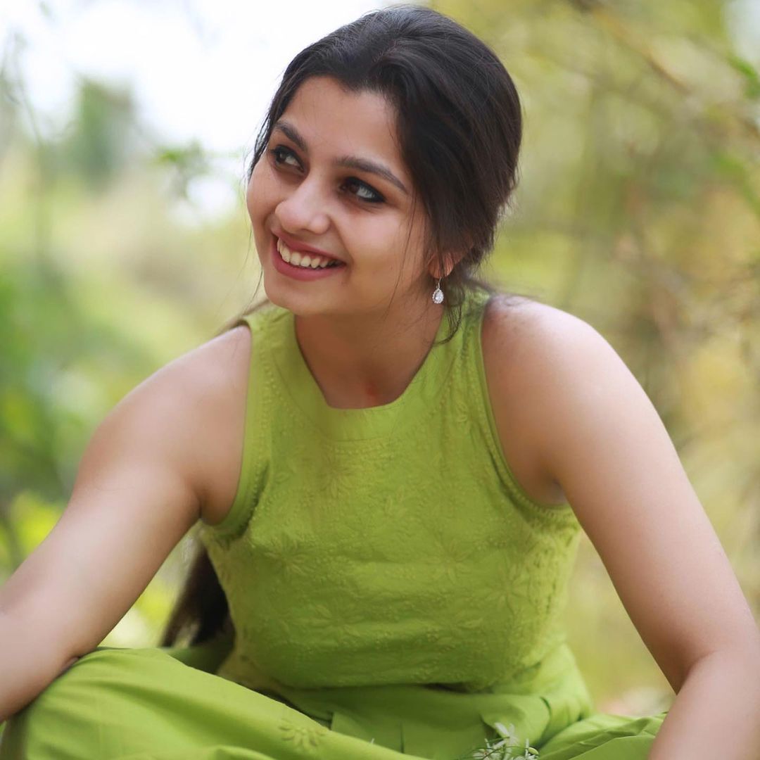 നിരഞ്ജനാ... എന്തൊരു ക്യൂട്ടാണ് കാണാന്‍; വൈറല്‍ ചിത്രങ്ങള്‍ ഏറ്റെടുത്ത് ആരാധകര്‍