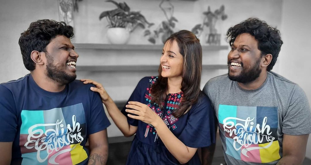 തുള്ളിച്ചാടി മഞ്ജു വാര്യർ, ഒപ്പം ഇവരും, സൂപ്പർ കൂൾ ലുക്ക്, ചിത്രങ്ങൾ