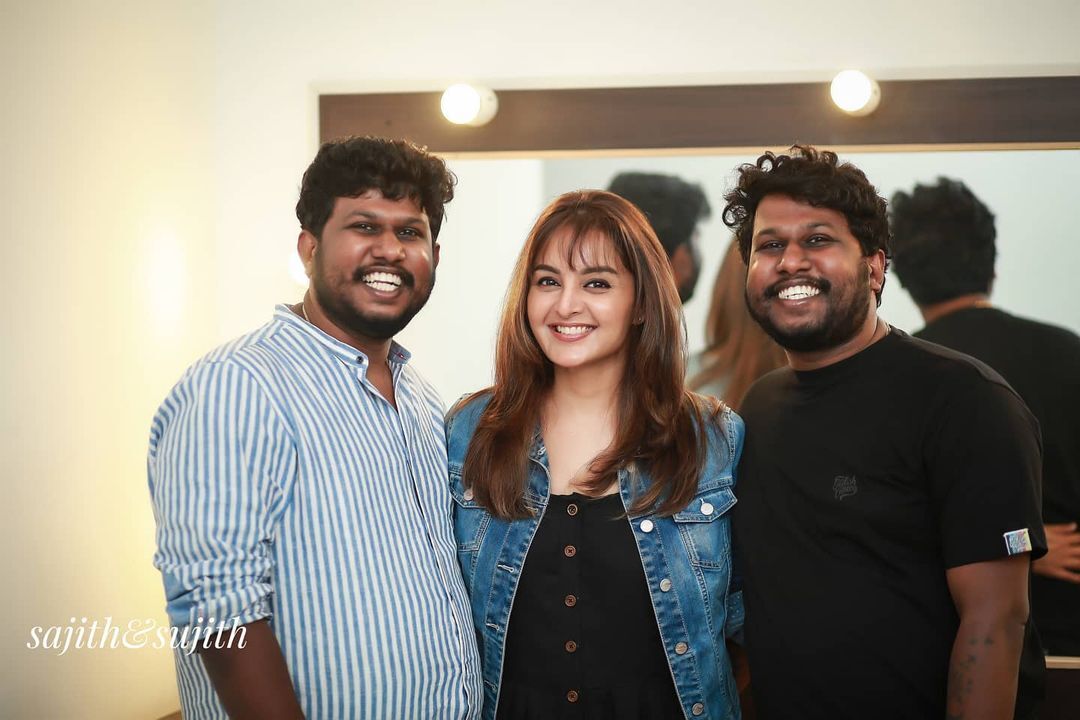 തുള്ളിച്ചാടി മഞ്ജു വാര്യർ, ഒപ്പം ഇവരും, സൂപ്പർ കൂൾ ലുക്ക്, ചിത്രങ്ങൾ