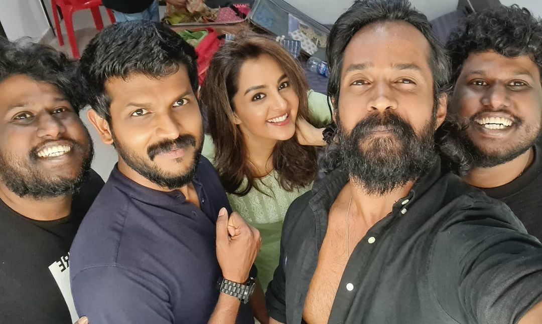 തുള്ളിച്ചാടി മഞ്ജു വാര്യർ, ഒപ്പം ഇവരും, സൂപ്പർ കൂൾ ലുക്ക്, ചിത്രങ്ങൾ