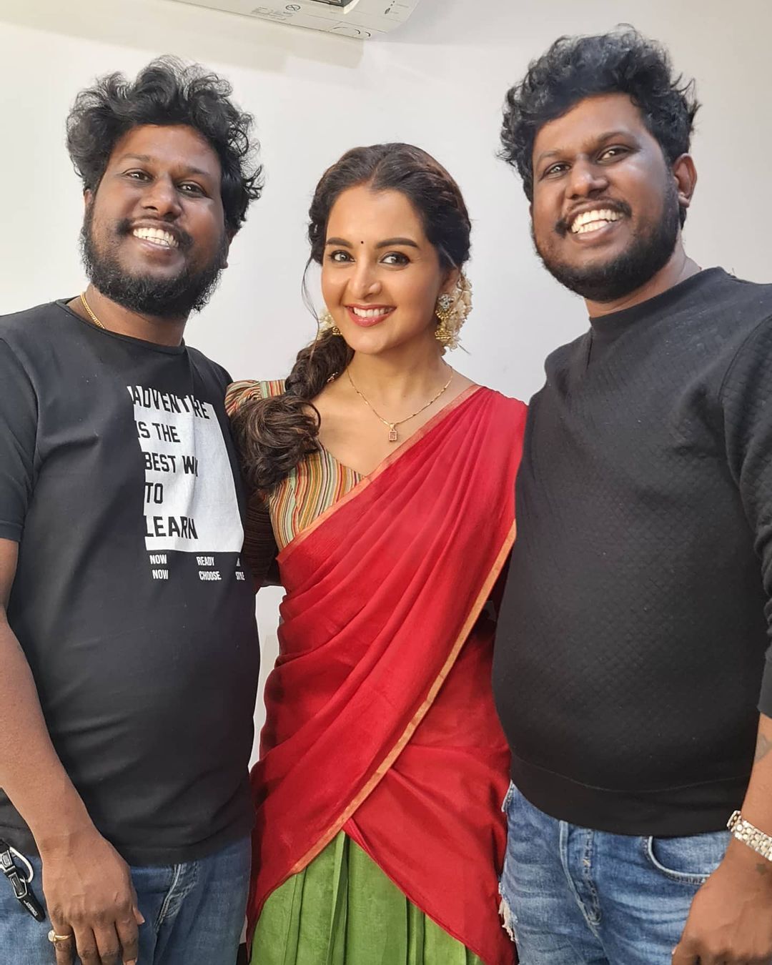 തുള്ളിച്ചാടി മഞ്ജു വാര്യർ, ഒപ്പം ഇവരും, സൂപ്പർ കൂൾ ലുക്ക്, ചിത്രങ്ങൾ