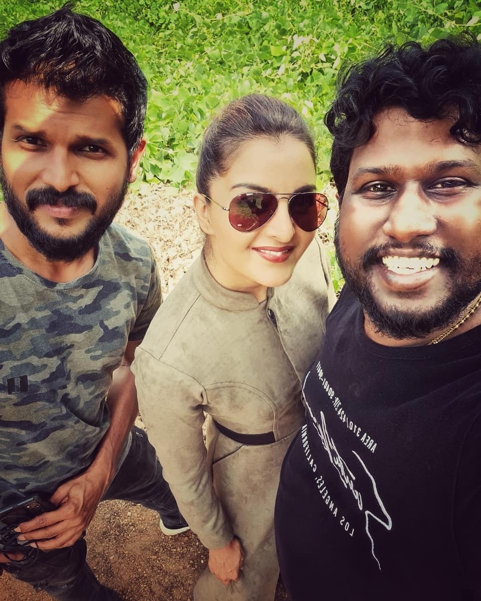 തുള്ളിച്ചാടി മഞ്ജു വാര്യർ, ഒപ്പം ഇവരും, സൂപ്പർ കൂൾ ലുക്ക്, ചിത്രങ്ങൾ