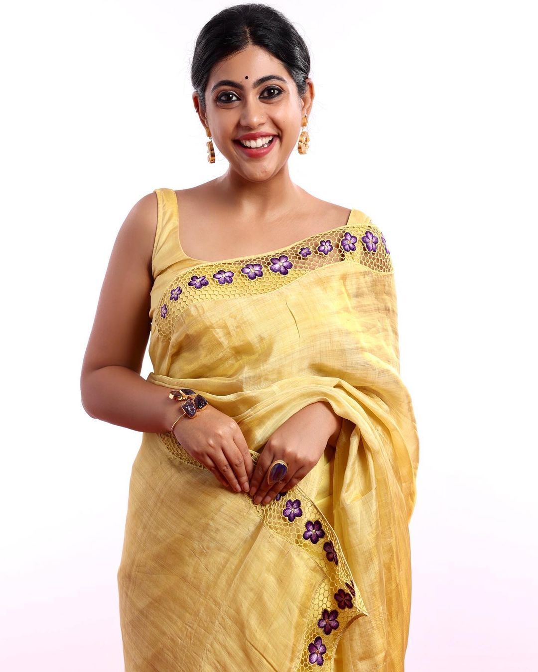 ഇതൊക്കെ കണ്ടാൽ ആരാ ലൈക്ക് അടിക്കാതെ?; കറുപ്പിൽ നയന മനോഹരി നയന എൽസ