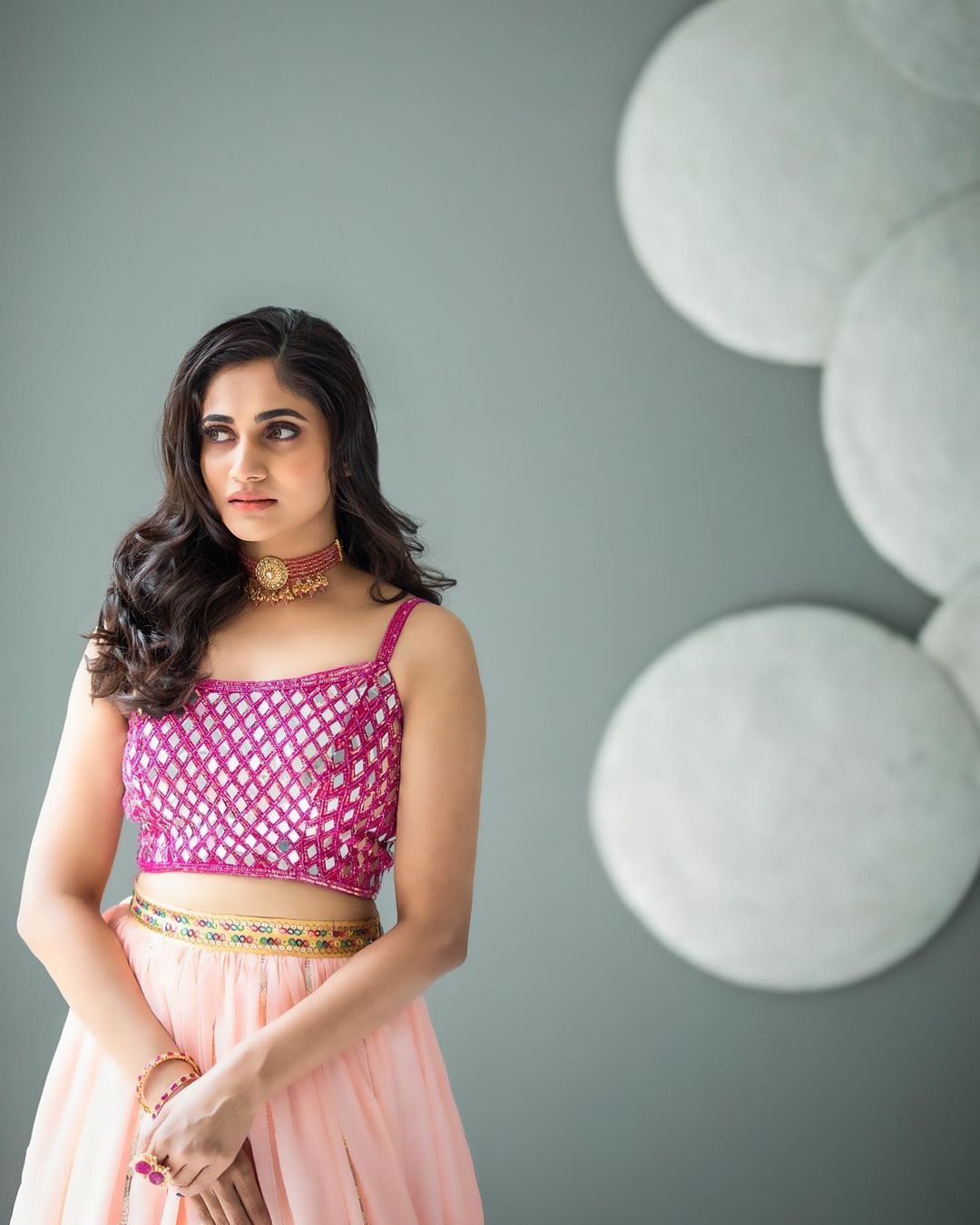 PHOTOS : கேமராவுடன் கோபித்துக்கொண்ட லொஸ்லியா... சைடு பார்வையில் கவர்ச்சியை அள்ளித்தெளிக்கும் படங்கள் இதோ!  