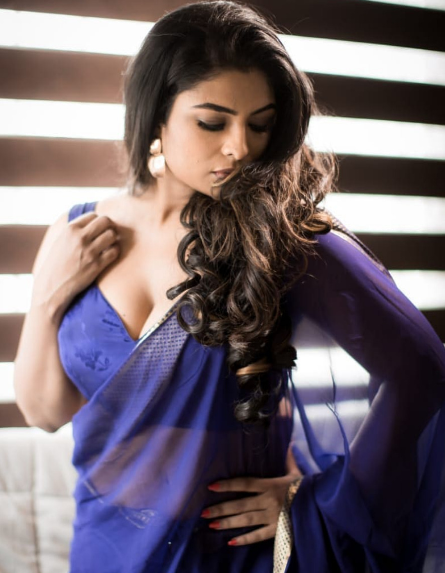 PHOTOS : கவர்ச்சி உடையில் வளைத்து வளைத்து போட்டோஷூட் எடுத்த வி ஜே மகேஸ்வரி... ரசிகர்களை பரவசப்படுத்திய படங்கள் இதோ! 