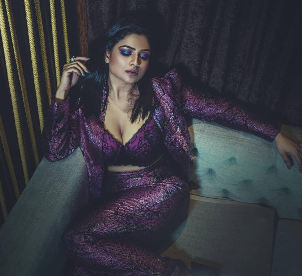 PHOTOS : கவர்ச்சி உடையில் வளைத்து வளைத்து போட்டோஷூட் எடுத்த வி ஜே மகேஸ்வரி... ரசிகர்களை பரவசப்படுத்திய படங்கள் இதோ! 