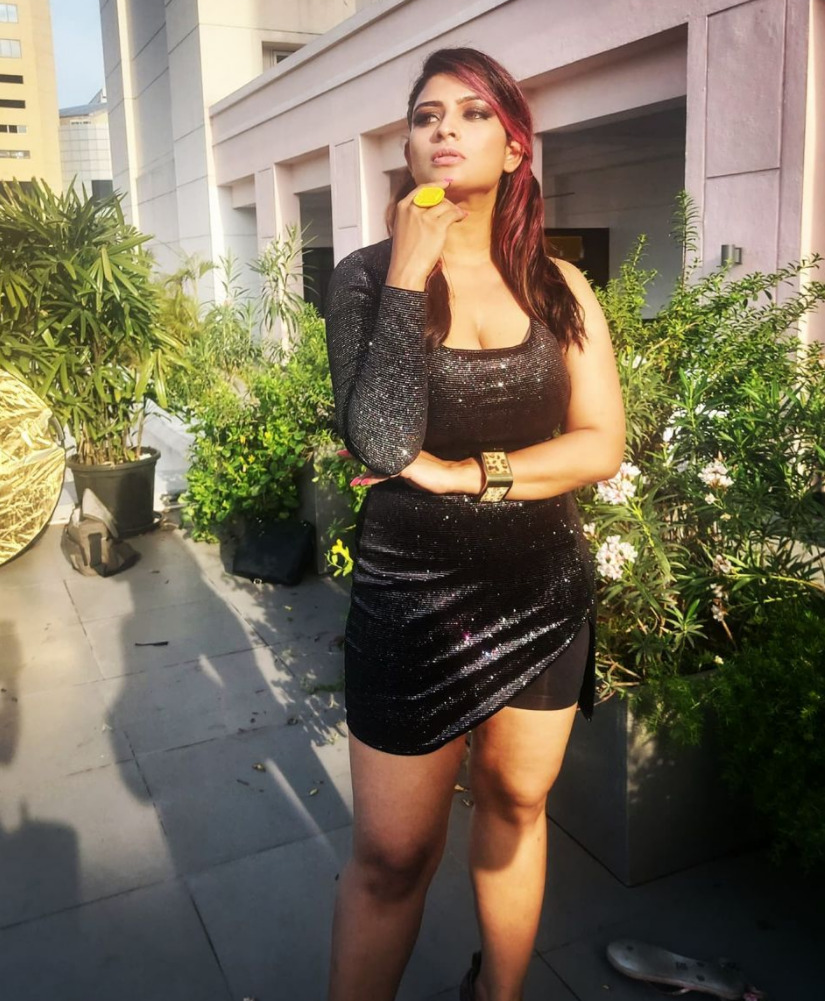 PHOTOS : கவர்ச்சி உடையில் வளைத்து வளைத்து போட்டோஷூட் எடுத்த வி ஜே மகேஸ்வரி... ரசிகர்களை பரவசப்படுத்திய படங்கள் இதோ! 