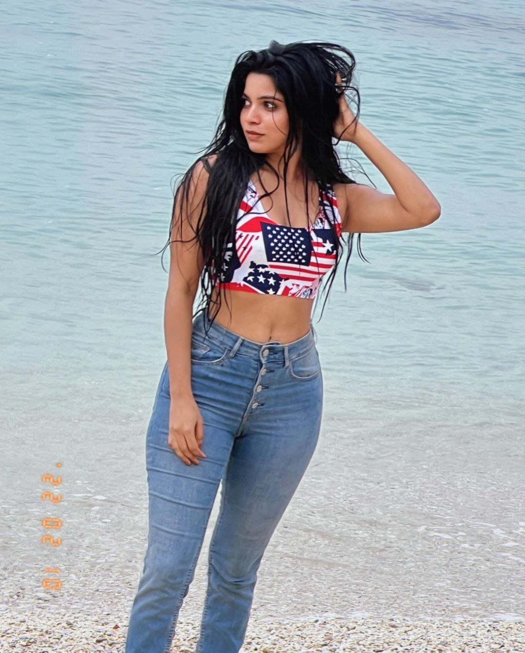 PHOTOS : அலைகளுக்கு நடுவே கவர்ச்சியை அள்ளி வீசிய திவ்ய பாரதி... பீச்சில் துள்ளி விளையாடும் சூப்பர் படங்கள் இதோ!  