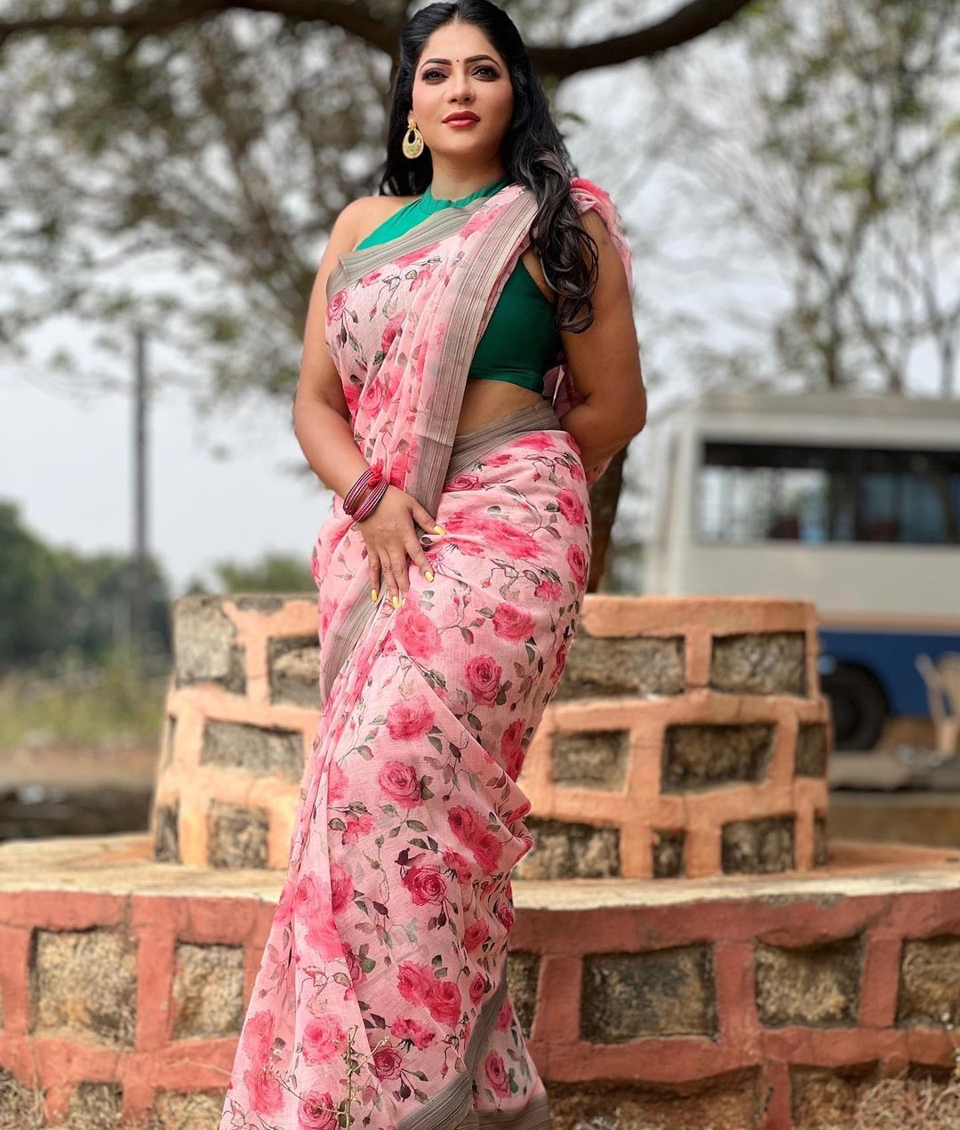 PHOTOS : ஜன்னல் வைத்த ஜாக்கெட்டில் குளு குளுனு காற்று வாங்கும் நடிகை ரேஷ்மா... ரசிகர்களை தடுமாற வைத்த நச் போட்டோஸ்!