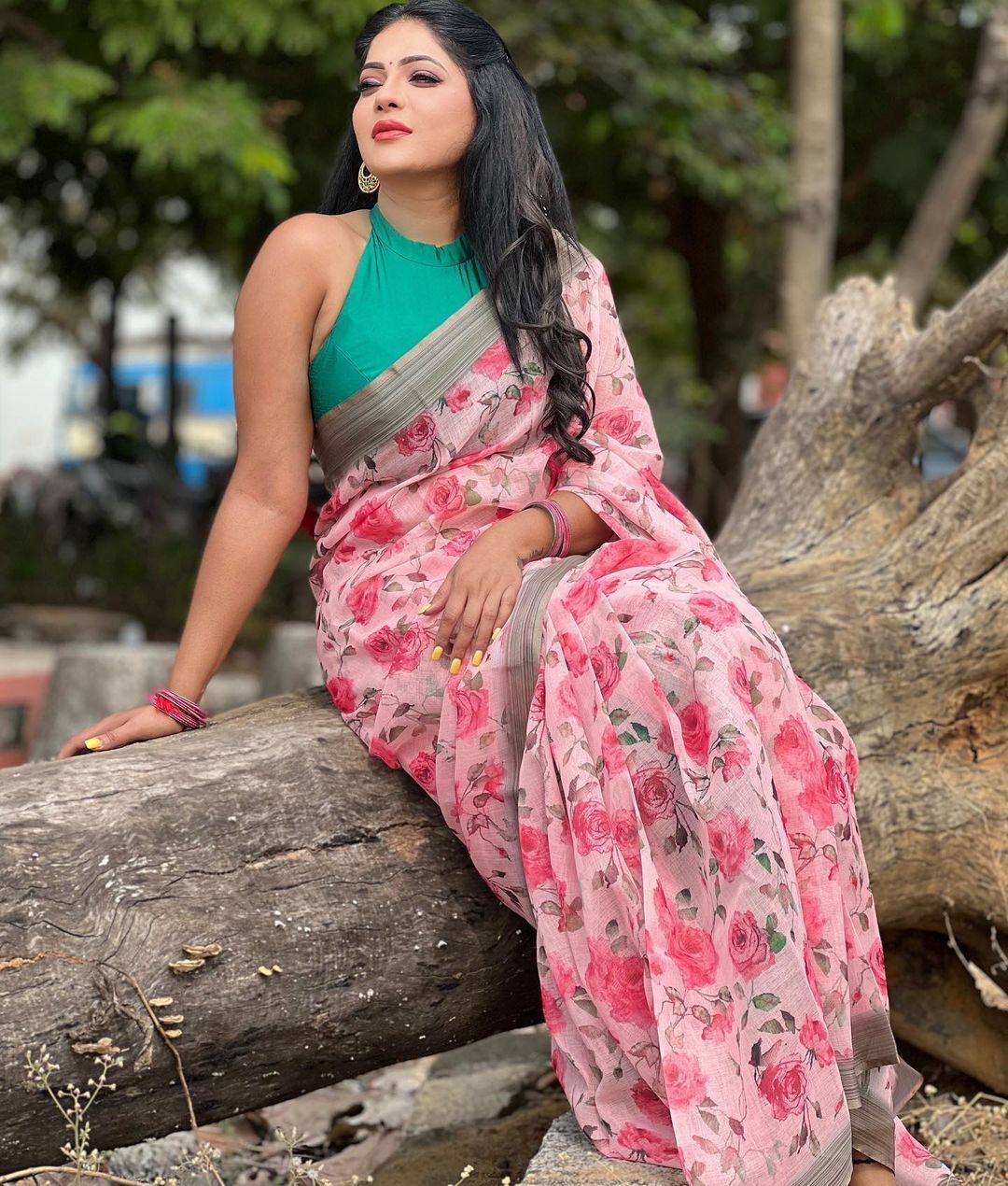 PHOTOS : ஜன்னல் வைத்த ஜாக்கெட்டில் குளு குளுனு காற்று வாங்கும் நடிகை ரேஷ்மா... ரசிகர்களை தடுமாற வைத்த நச் போட்டோஸ்!