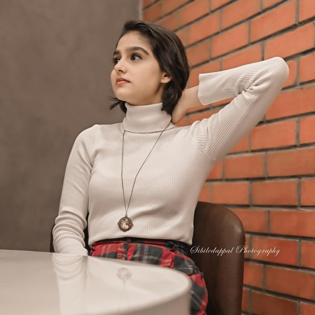 'അനശ്വര വൻ സൂപ്പറാണ്' ഇതെന്തൊരു മാറ്റമെന്ന് ആരാധകർ... മോഡേൺ ലുക്കിൽ തിളങ്ങി താരം