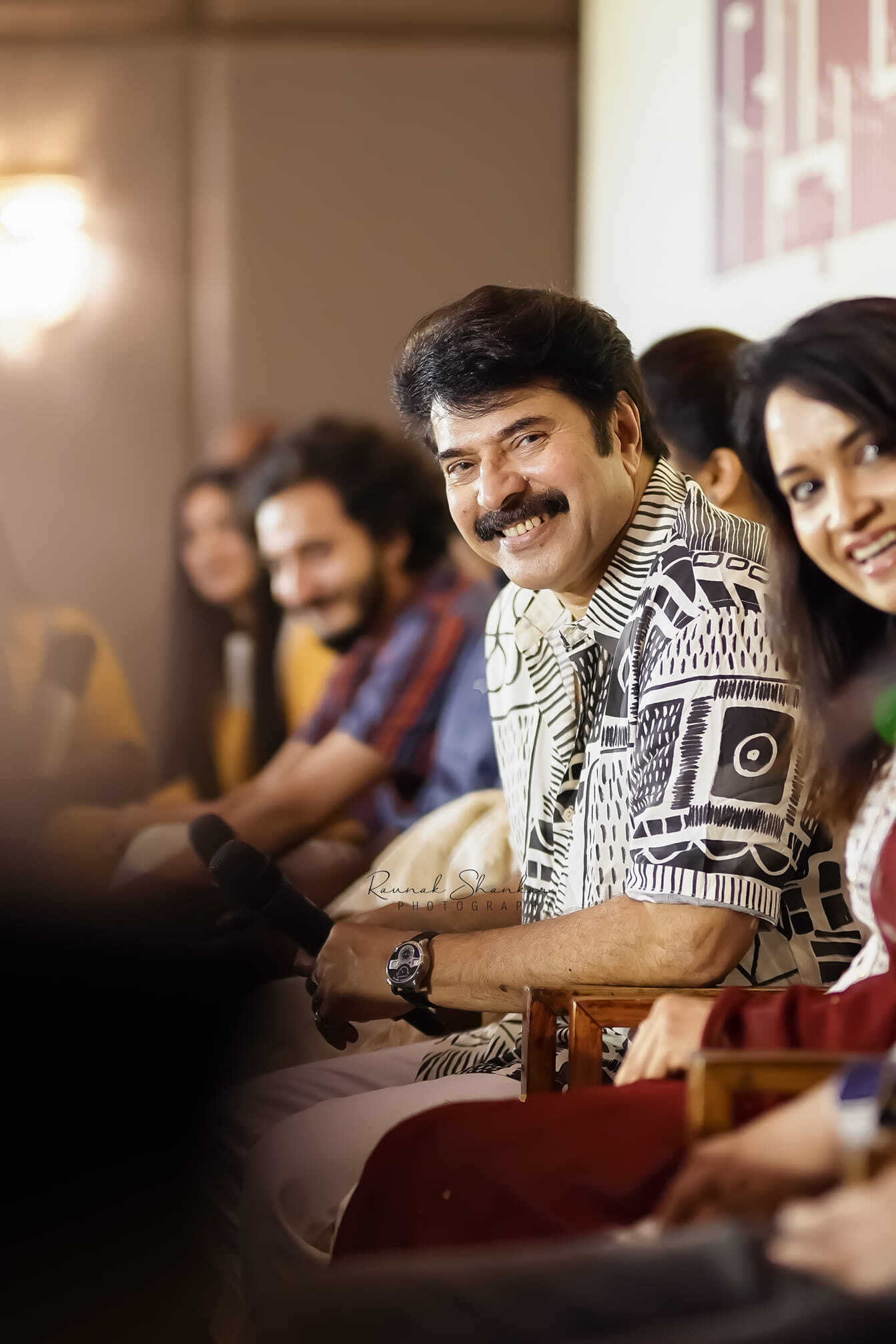 മമ്മൂക്കയുടെ ഫോട്ടോ എടുക്കാന്‍ ആളുകള്‍ ക്യൂ ആണ്; അതിനിടയിലാണ് ക്യാമറയുമായി മമ്മൂട്ടി... ചിത്രങ്ങള്‍