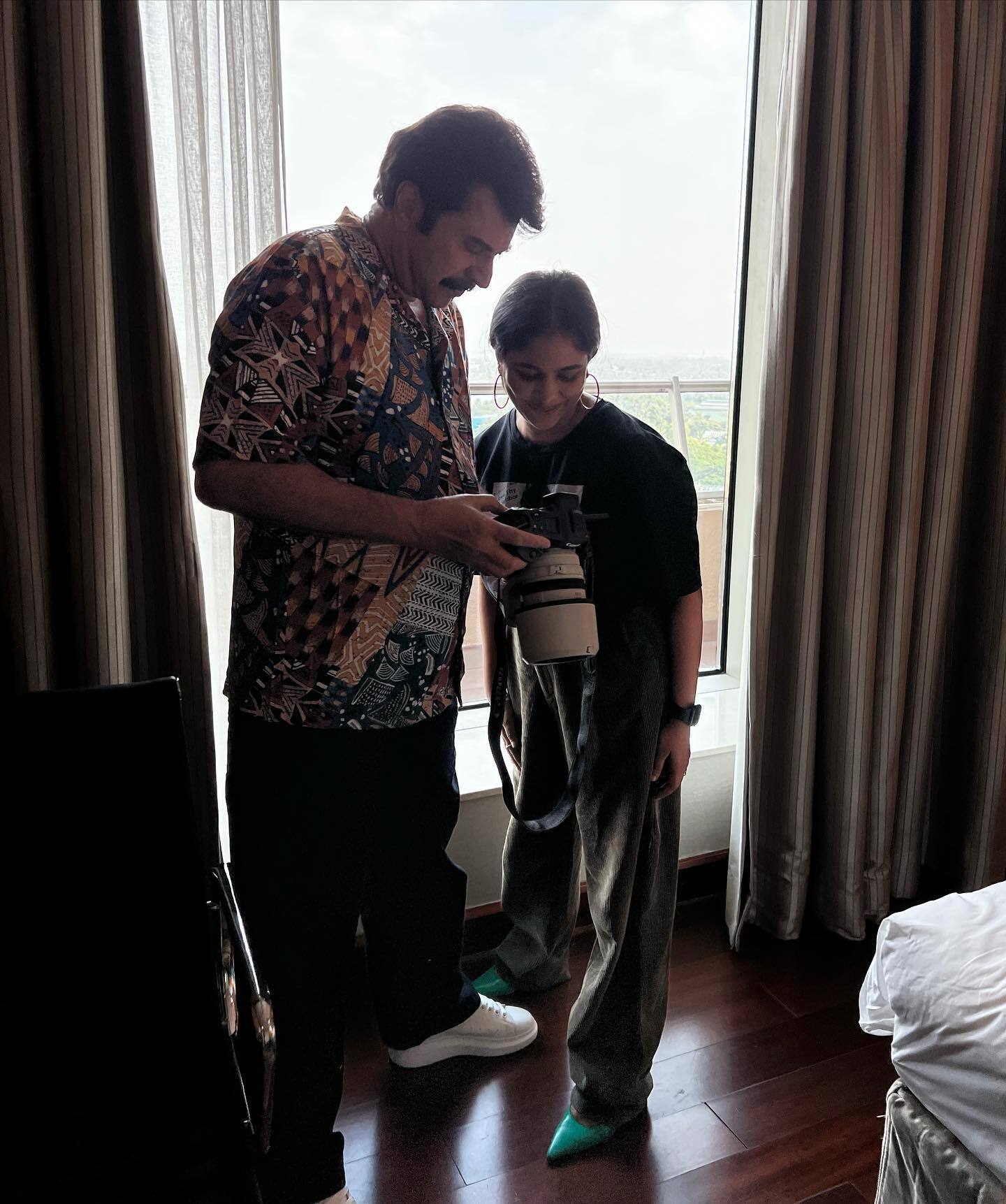 മമ്മൂക്കയുടെ ഫോട്ടോ എടുക്കാന്‍ ആളുകള്‍ ക്യൂ ആണ്; അതിനിടയിലാണ് ക്യാമറയുമായി മമ്മൂട്ടി... ചിത്രങ്ങള്‍