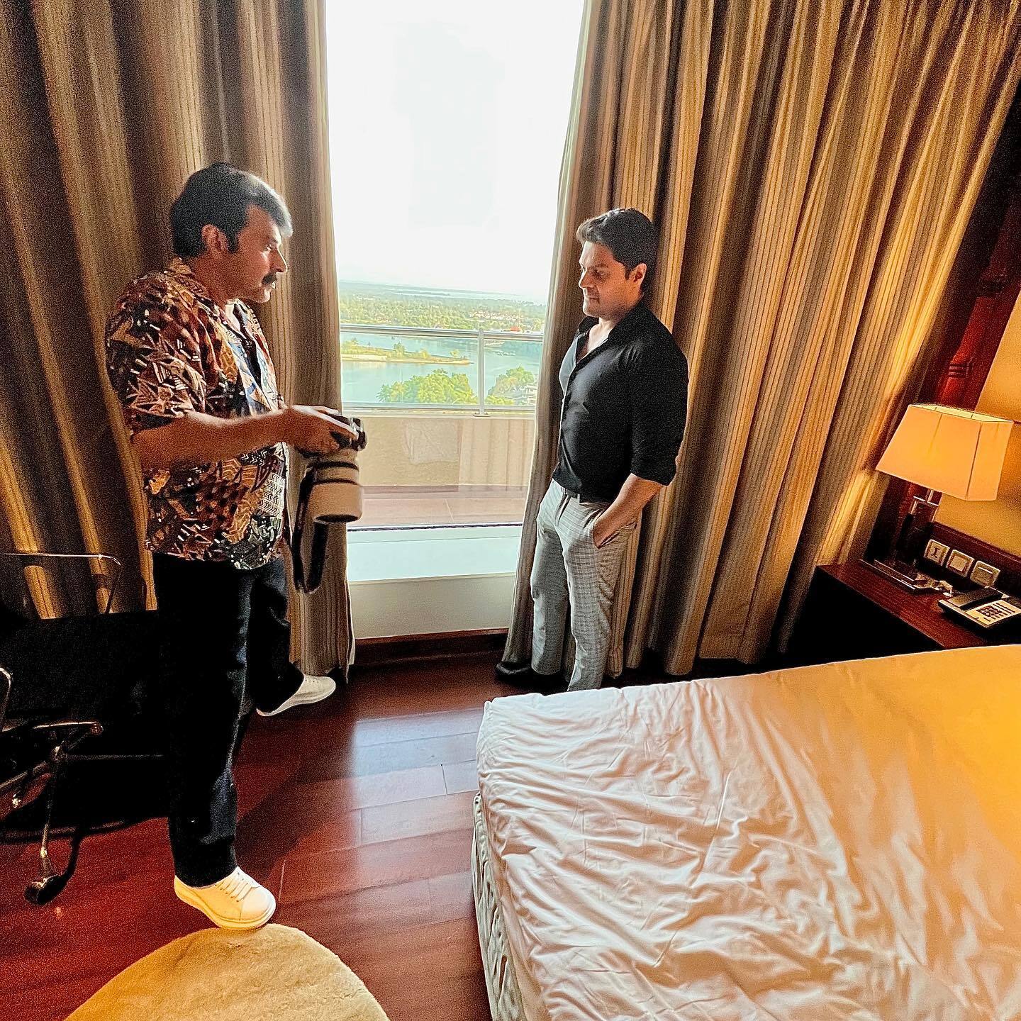 മമ്മൂക്കയുടെ ഫോട്ടോ എടുക്കാന്‍ ആളുകള്‍ ക്യൂ ആണ്; അതിനിടയിലാണ് ക്യാമറയുമായി മമ്മൂട്ടി... ചിത്രങ്ങള്‍