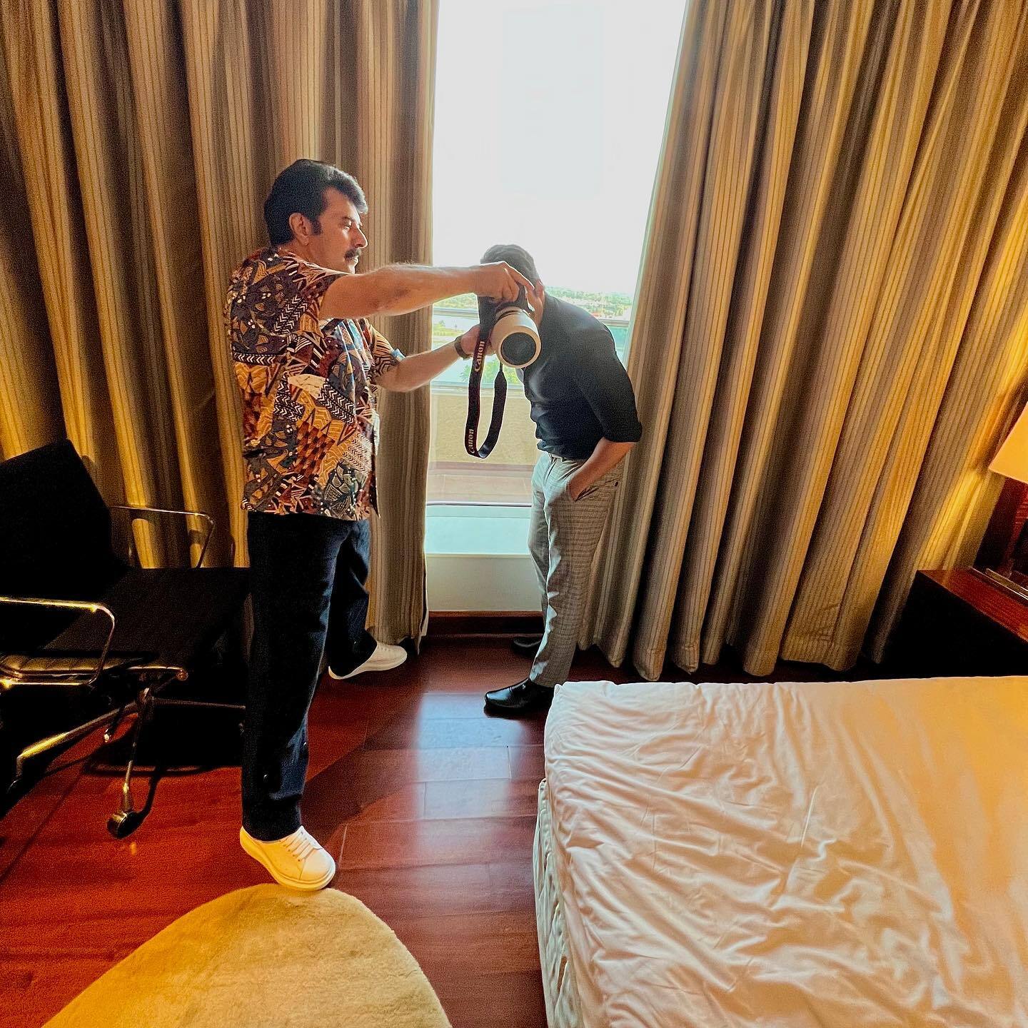 മമ്മൂക്കയുടെ ഫോട്ടോ എടുക്കാന്‍ ആളുകള്‍ ക്യൂ ആണ്; അതിനിടയിലാണ് ക്യാമറയുമായി മമ്മൂട്ടി... ചിത്രങ്ങള്‍