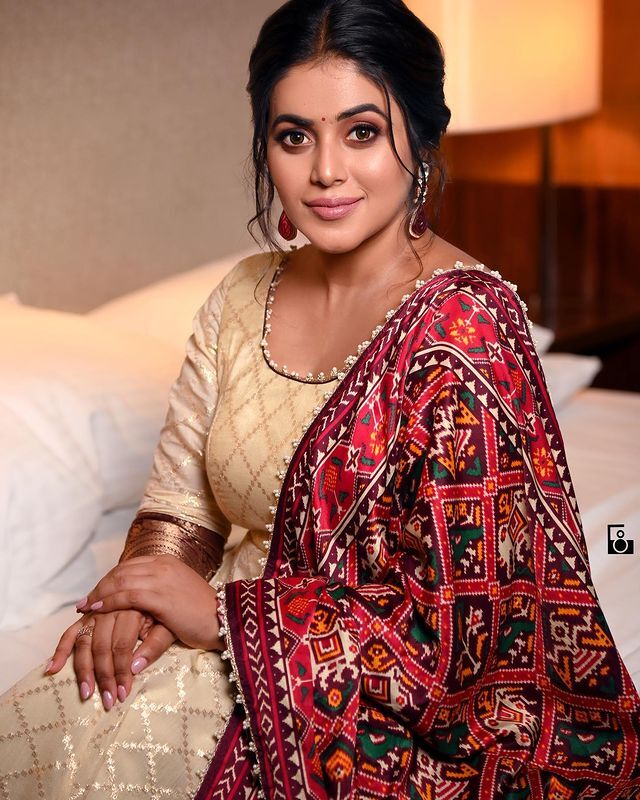  కట్టిపడేస్తున్న పూర్ణ అందాలు... కుర్రాళ్ల కళ్లను తిప్పుకోనివ్వండం లేదుగా..!!