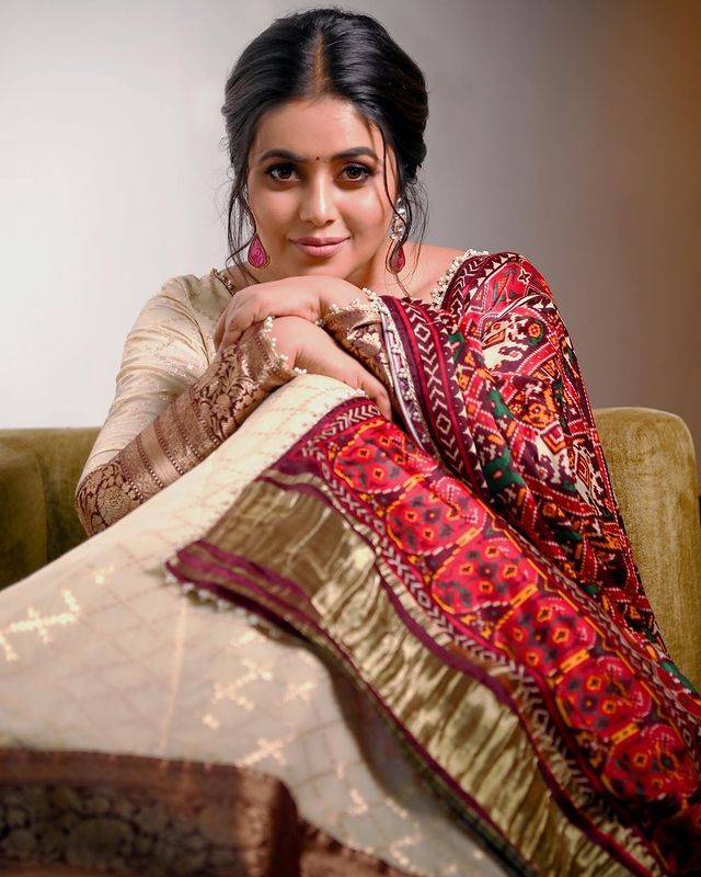  కట్టిపడేస్తున్న పూర్ణ అందాలు... కుర్రాళ్ల కళ్లను తిప్పుకోనివ్వండం లేదుగా..!!