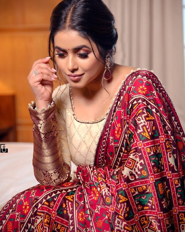  కట్టిపడేస్తున్న పూర్ణ అందాలు... కుర్రాళ్ల కళ్లను తిప్పుకోనివ్వండం లేదుగా..!!