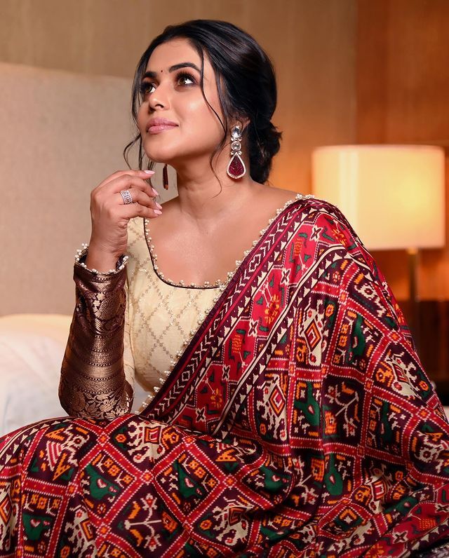  కట్టిపడేస్తున్న పూర్ణ అందాలు... కుర్రాళ్ల కళ్లను తిప్పుకోనివ్వండం లేదుగా..!!