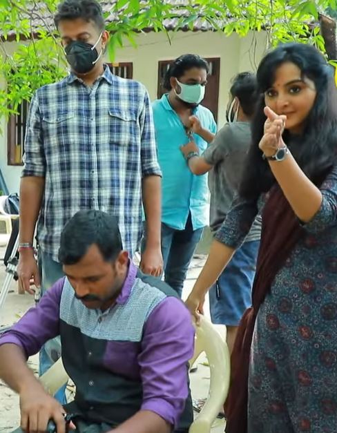 എന്തൊരു ലുക്കാണ് മഞ്ജു ചേച്ചി ഇത്, ചിരി ഒരു രക്ഷയും ഇല്ല: വൈറലായി മഞ്ജു വാര്യറുടെ ലൊക്കേഷന്‍ ദൃശ്യങ്ങള്‍