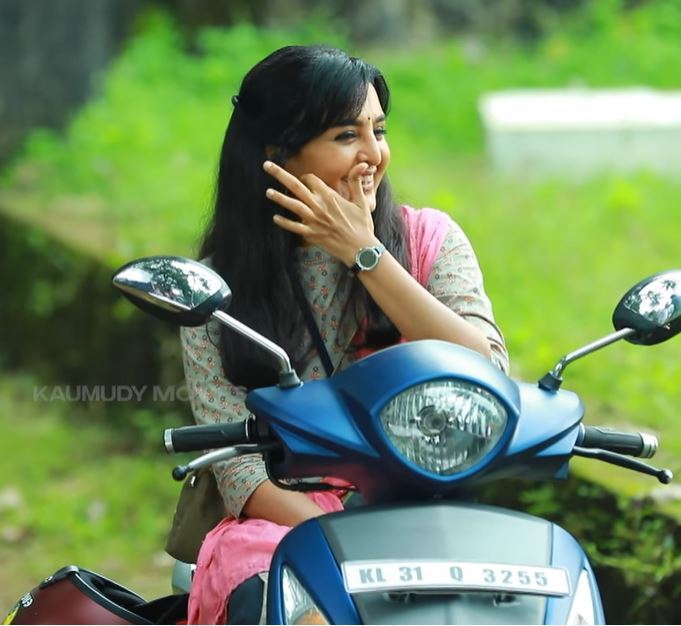 എന്തൊരു ലുക്കാണ് മഞ്ജു ചേച്ചി ഇത്, ചിരി ഒരു രക്ഷയും ഇല്ല: വൈറലായി മഞ്ജു വാര്യറുടെ ലൊക്കേഷന്‍ ദൃശ്യങ്ങള്‍