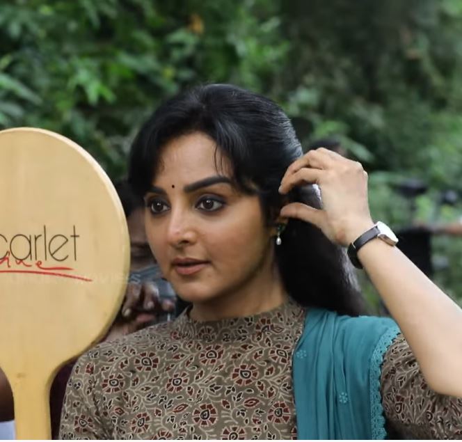 എന്തൊരു ലുക്കാണ് മഞ്ജു ചേച്ചി ഇത്, ചിരി ഒരു രക്ഷയും ഇല്ല: വൈറലായി മഞ്ജു വാര്യറുടെ ലൊക്കേഷന്‍ ദൃശ്യങ്ങള്‍