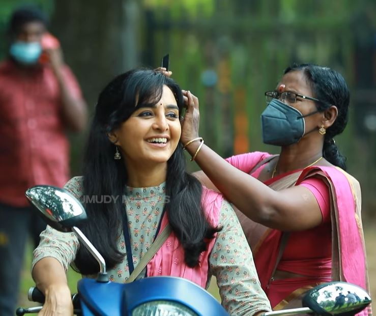 എന്തൊരു ലുക്കാണ് മഞ്ജു ചേച്ചി ഇത്, ചിരി ഒരു രക്ഷയും ഇല്ല: വൈറലായി മഞ്ജു വാര്യറുടെ ലൊക്കേഷന്‍ ദൃശ്യങ്ങള്‍