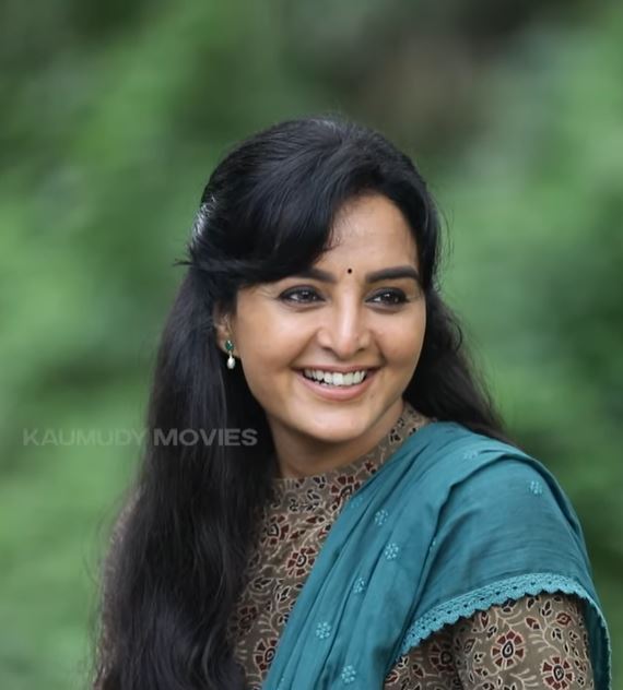 എന്തൊരു ലുക്കാണ് മഞ്ജു ചേച്ചി ഇത്, ചിരി ഒരു രക്ഷയും ഇല്ല: വൈറലായി മഞ്ജു വാര്യറുടെ ലൊക്കേഷന്‍ ദൃശ്യങ്ങള്‍