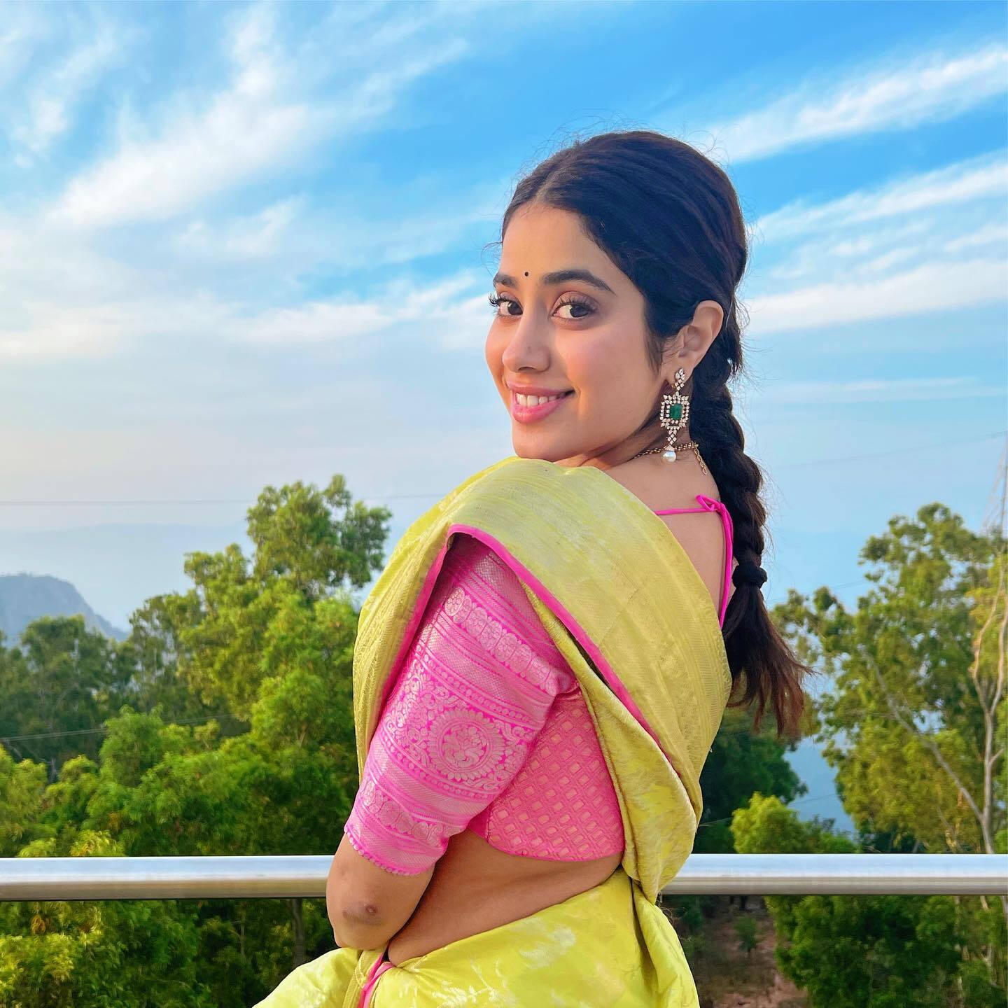 പുത്തന്‍ ലുക്ക്; ഇങ്ങനെ ജാന്‍വിയെ കണ്ടത് അപൂര്‍വം... വൈറല്‍ ചിത്രങ്ങള്‍