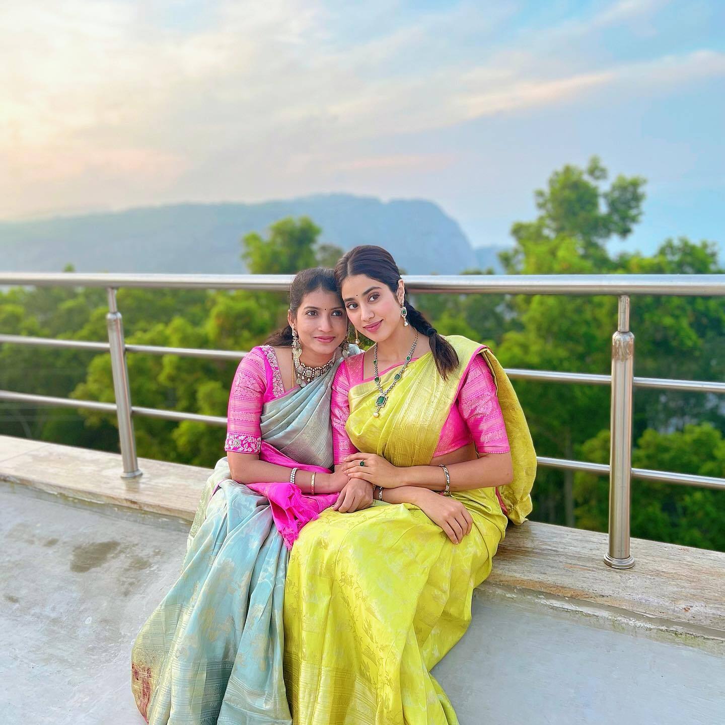 പുത്തന്‍ ലുക്ക്; ഇങ്ങനെ ജാന്‍വിയെ കണ്ടത് അപൂര്‍വം... വൈറല്‍ ചിത്രങ്ങള്‍