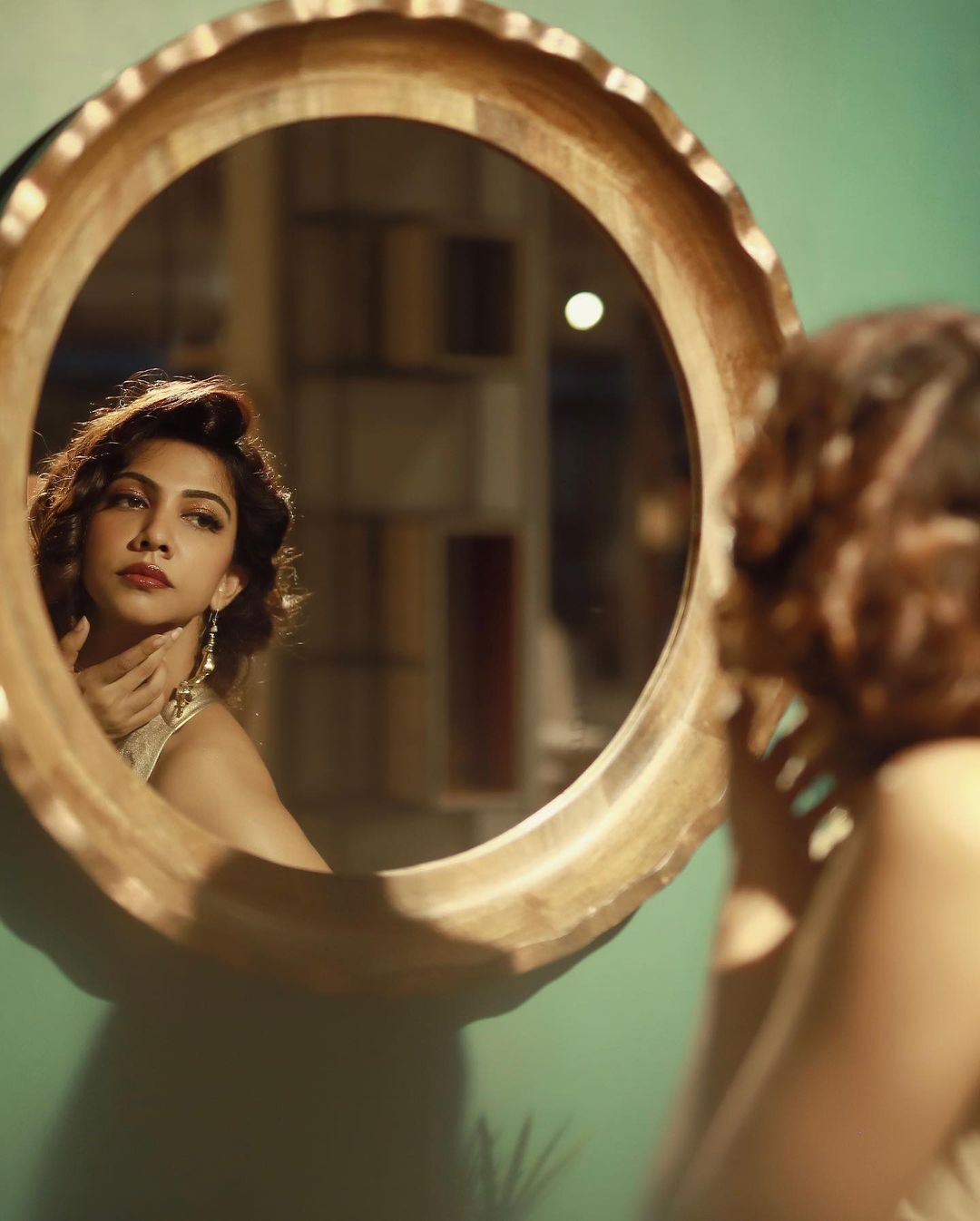 പെയിന്റിങ് പോലെ സുന്ദരം: വിന്റേജ് ഗ്ലാമറസ് ലുക്കില്‍ പ്രിയ നടി മഡോണ സെബാസ്റ്റ്യന്‍