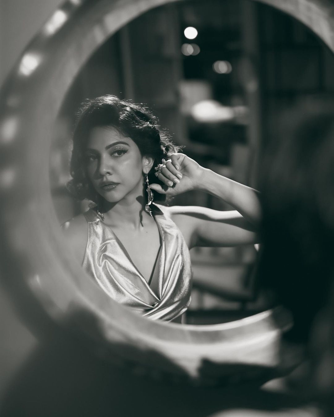 പെയിന്റിങ് പോലെ സുന്ദരം: വിന്റേജ് ഗ്ലാമറസ് ലുക്കില്‍ പ്രിയ നടി മഡോണ സെബാസ്റ്റ്യന്‍