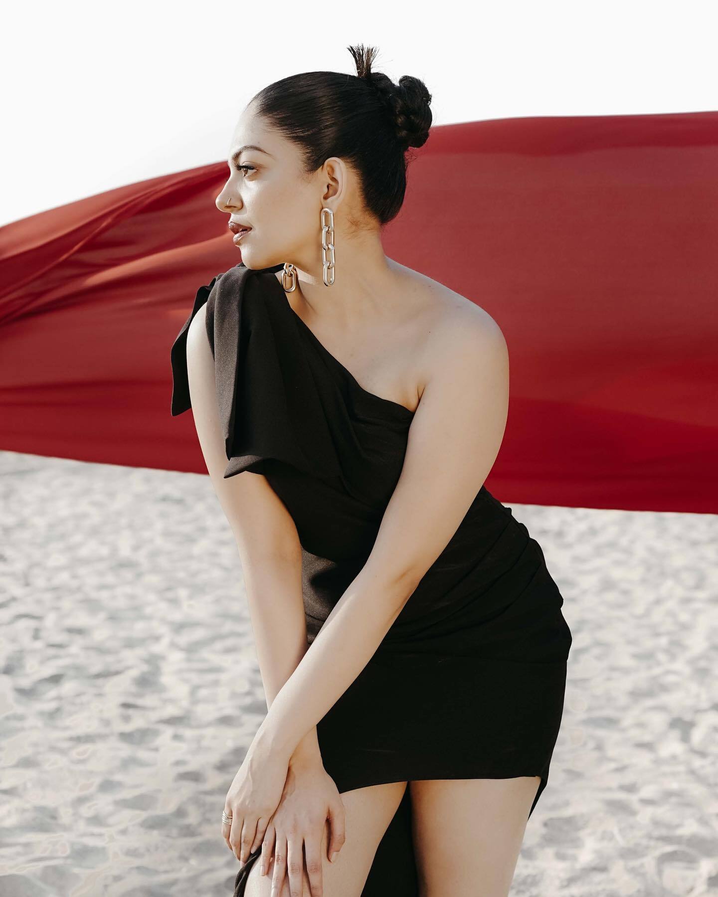 മണല്‍പ്പരപ്പില്‍ കറുപ്പണിഞ്ഞ് അഹാന കൃഷ്ണ; ഹോളിവുഡ് താരത്തെ പോലെ കിടിലന്‍ ലുക്കില്‍ നടി