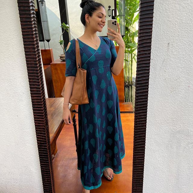 മണല്‍പ്പരപ്പില്‍ കറുപ്പണിഞ്ഞ് അഹാന കൃഷ്ണ; ഹോളിവുഡ് താരത്തെ പോലെ കിടിലന്‍ ലുക്കില്‍ നടി