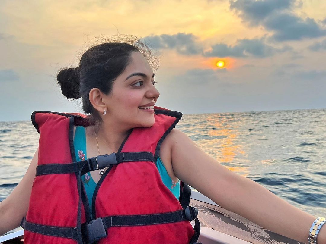 മണല്‍പ്പരപ്പില്‍ കറുപ്പണിഞ്ഞ് അഹാന കൃഷ്ണ; ഹോളിവുഡ് താരത്തെ പോലെ കിടിലന്‍ ലുക്കില്‍ നടി