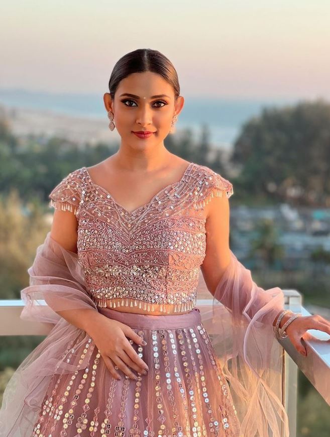 বাংলাদেশ টেলিভিশনের পরিচিত মুখ মেহজাবিন চৌধুরীর হাসিতে মুগ্ধ তাঁর ভক্তরা