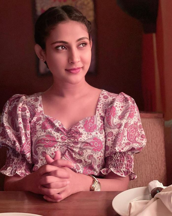 বাংলাদেশ টেলিভিশনের পরিচিত মুখ মেহজাবিন চৌধুরীর হাসিতে মুগ্ধ তাঁর ভক্তরা