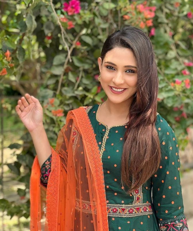 বাংলাদেশ টেলিভিশনের পরিচিত মুখ মেহজাবিন চৌধুরীর হাসিতে মুগ্ধ তাঁর ভক্তরা