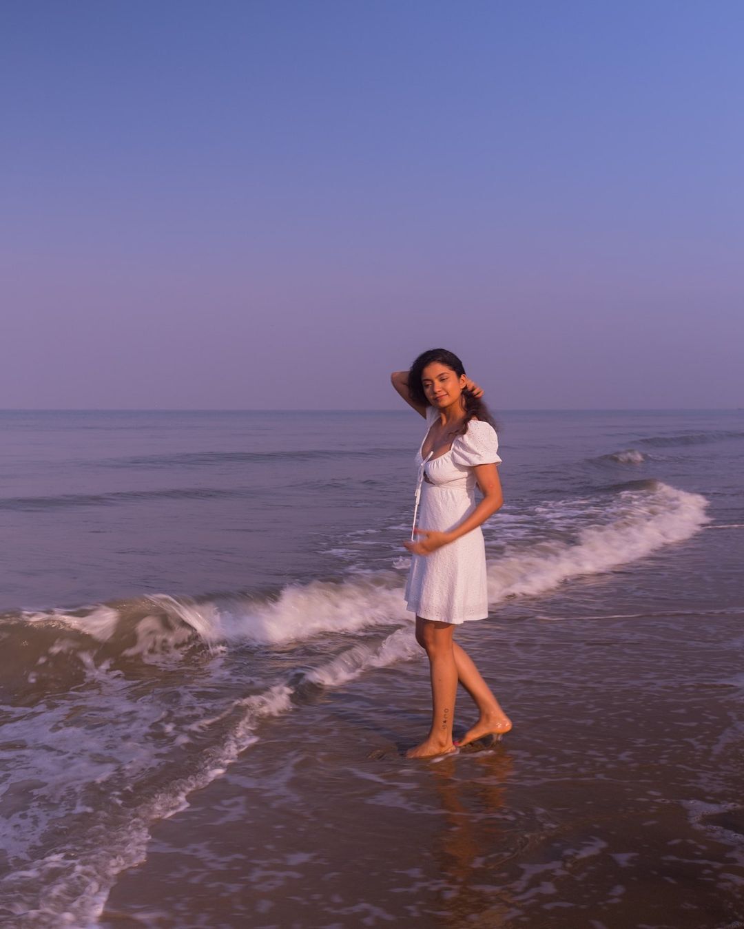 ബീച്ചിലൊരു ചില്ലിങ്ങ്: വൈറലായി പ്രിയതാരം അന്ന ബെന്നിന്റെ പുത്തന്‍ ചിത്രങ്ങള്‍ 