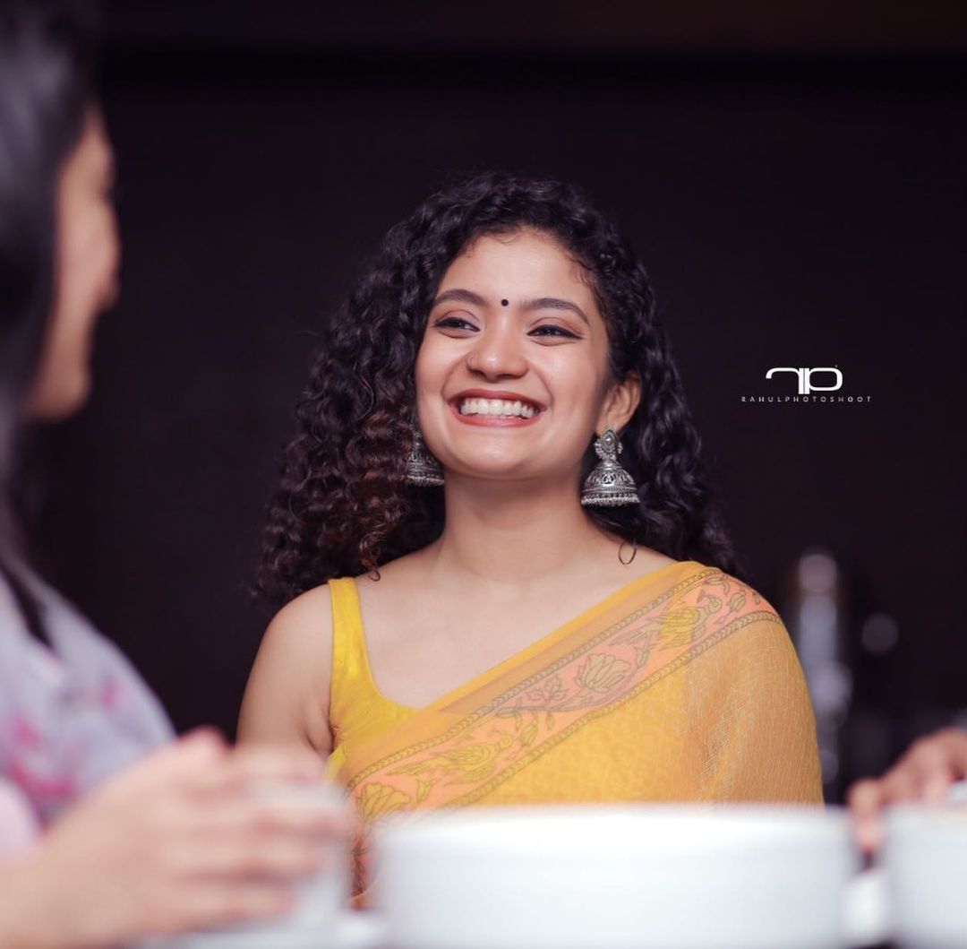 ബീച്ചിലൊരു ചില്ലിങ്ങ്: വൈറലായി പ്രിയതാരം അന്ന ബെന്നിന്റെ പുത്തന്‍ ചിത്രങ്ങള്‍ 