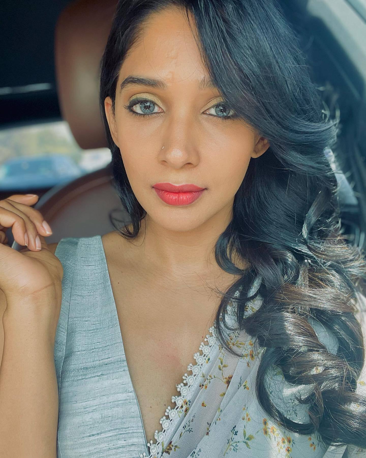 കിടിലന്‍ ലുക്കില്‍ നടി നൈല ഉഷ; വിശ്വസിക്കാന്‍ പ്രയാസമെന്ന് ആരാധകര്‍, വൈറല്‍ ചിത്രങ്ങള്‍