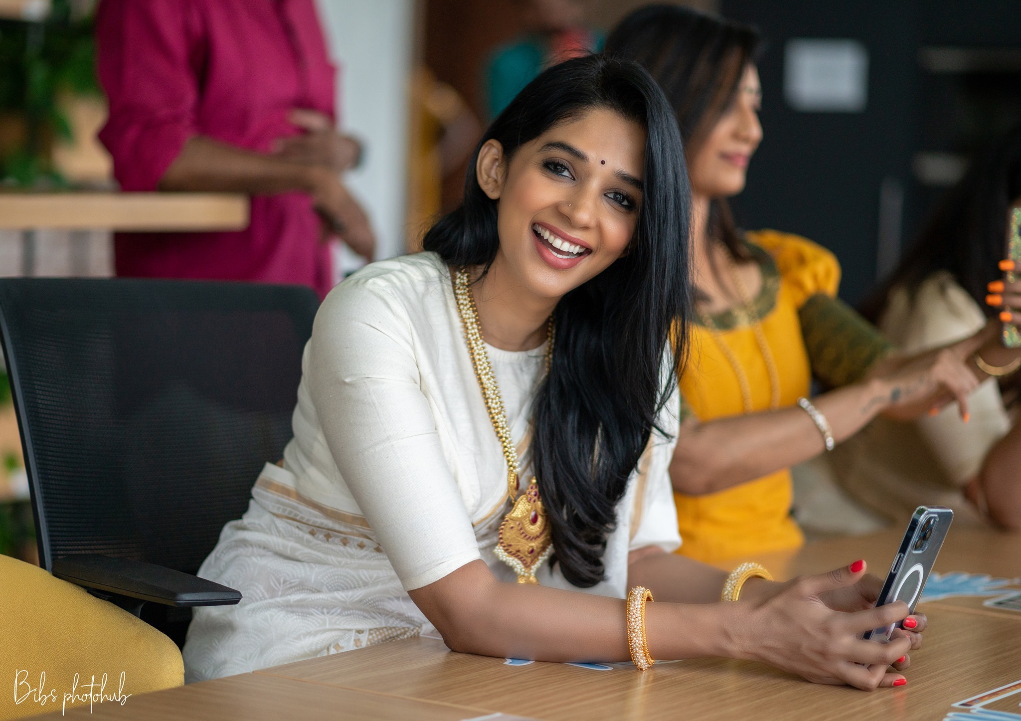 കിടിലന്‍ ലുക്കില്‍ നടി നൈല ഉഷ; വിശ്വസിക്കാന്‍ പ്രയാസമെന്ന് ആരാധകര്‍, വൈറല്‍ ചിത്രങ്ങള്‍