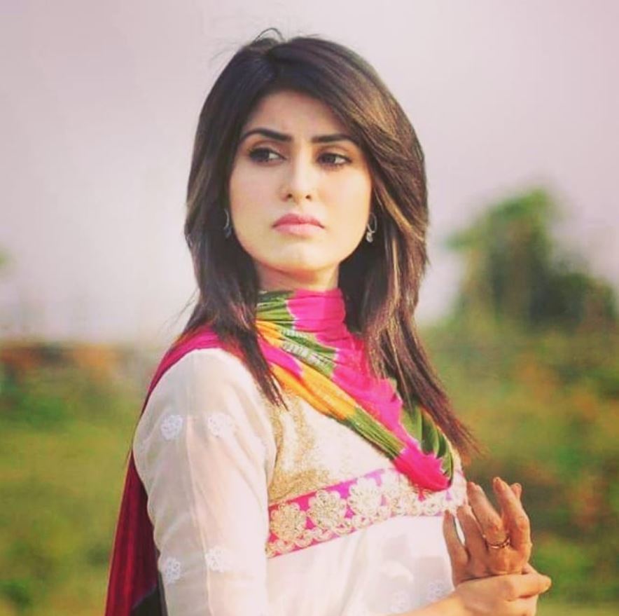 খোলা চুল, হালকা লিপস্টিকে সোশ্যাল মিডিয়ায় উষ্ণতার পারদ ছড়াচ্ছেন আনিকা কবির শখ