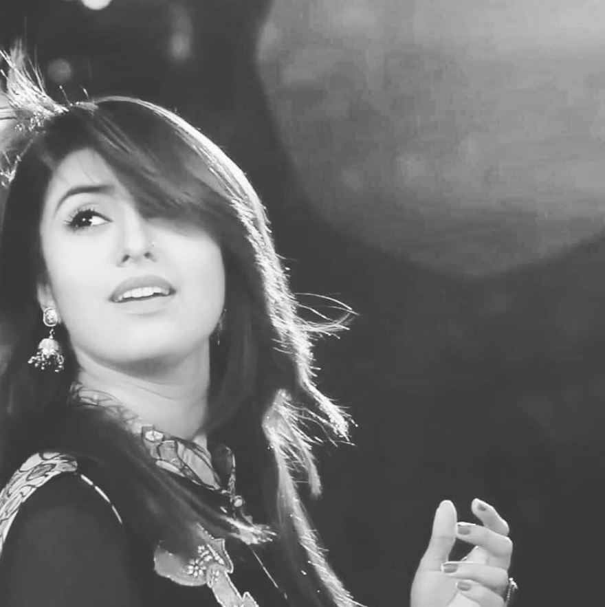 খোলা চুল, হালকা লিপস্টিকে সোশ্যাল মিডিয়ায় উষ্ণতার পারদ ছড়াচ্ছেন আনিকা কবির শখ