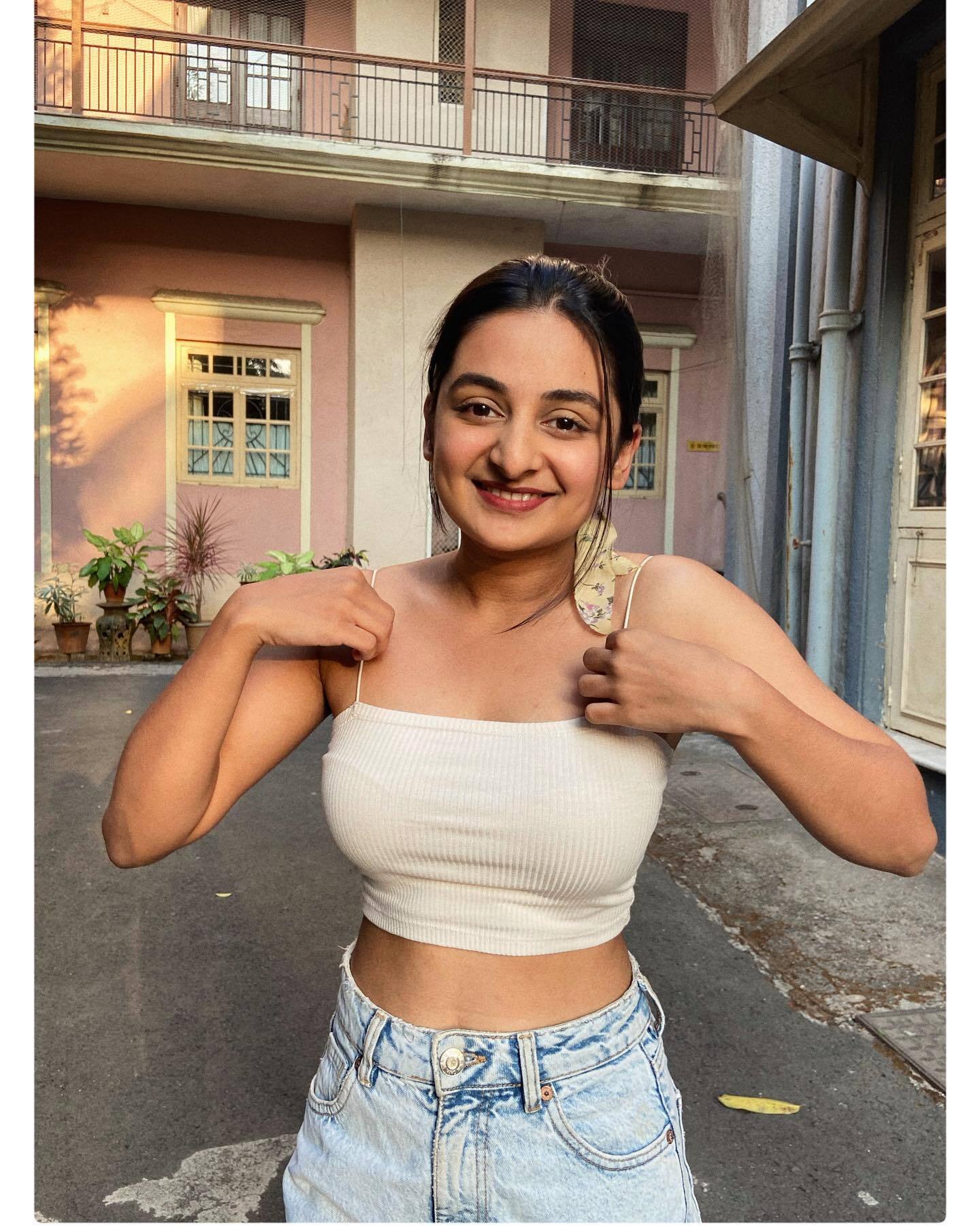എങ്ങോട്ടാണീ നോക്കുന്നത്!! എസ്തറിന്റെ പുതിയ ചിത്രം വൈറല്‍, കാണാം അടിപൊളി ചിത്രങ്ങള്‍