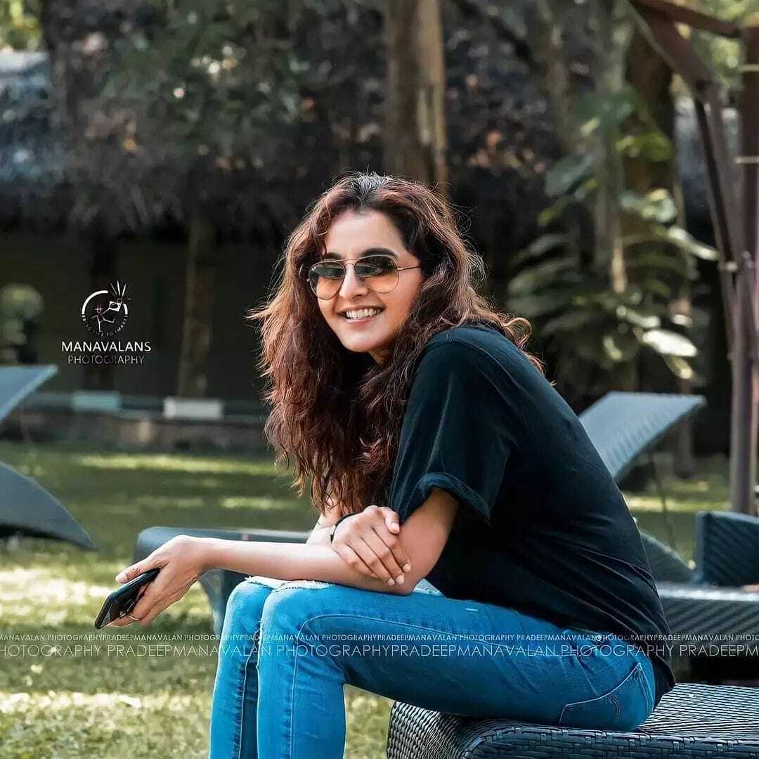  മഞ്ജു വാര്യർ ഒരു രക്ഷയുമില്ല..ലുക്കും ചിരിയും ഒരേ പൊളി. ലുലുവിനെ ഇറക്കി മറിച്ച് ലേഡി സൂപ്പർ സ്റ്റാർ